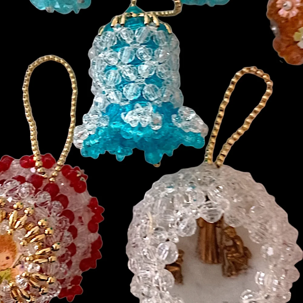 12 Vtg Acrylic Beaded Christmas Ornaments‎ Diorama With Figures Kitschy Pushpin